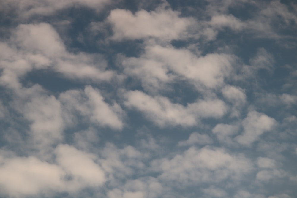 Ein Flugzeug, das durch einen bewölkten blauen Himmel fliegt