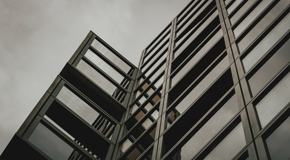 um edifício alto com um fundo do céu