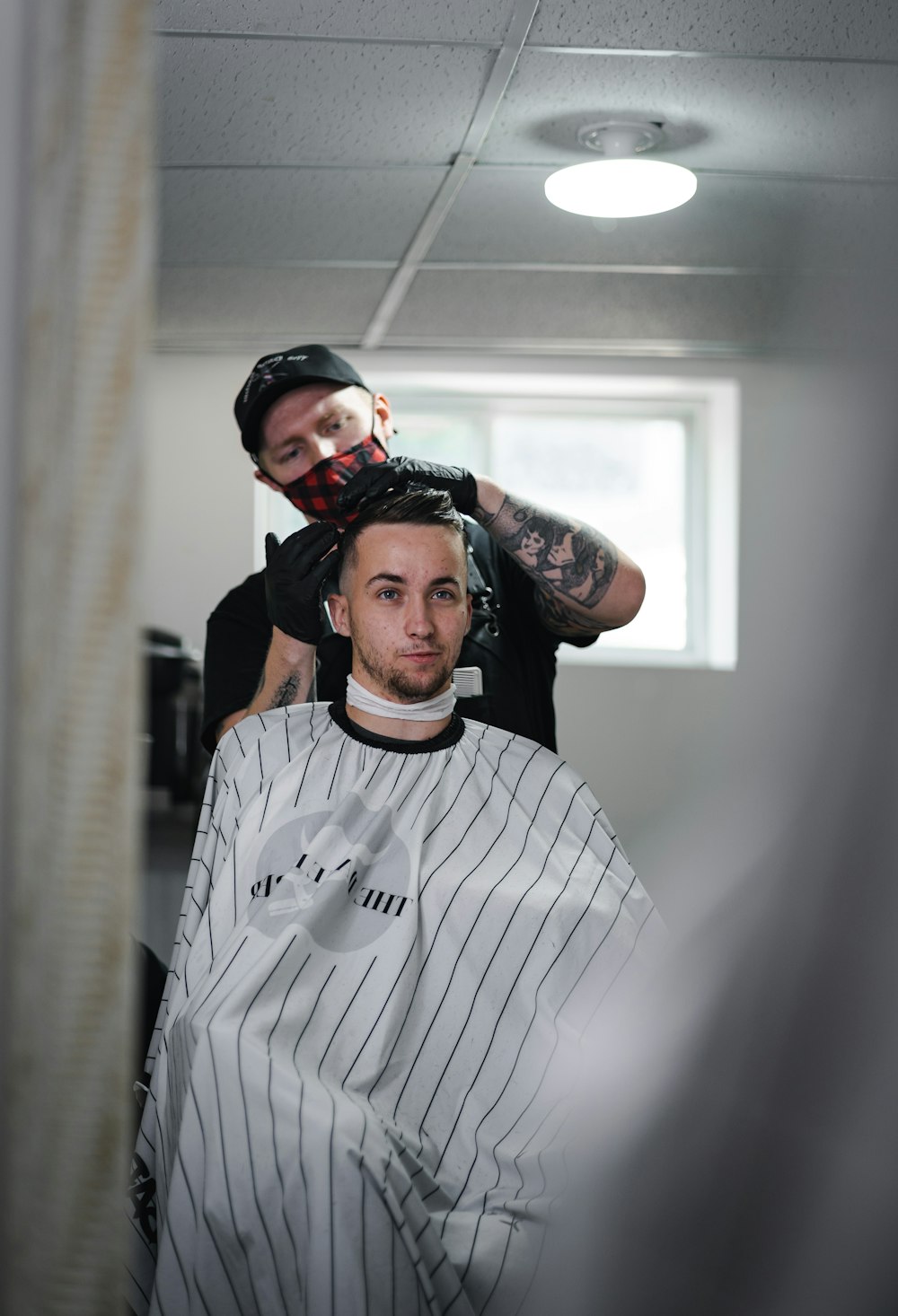 Un hombre cortándose el pelo en una peluquería