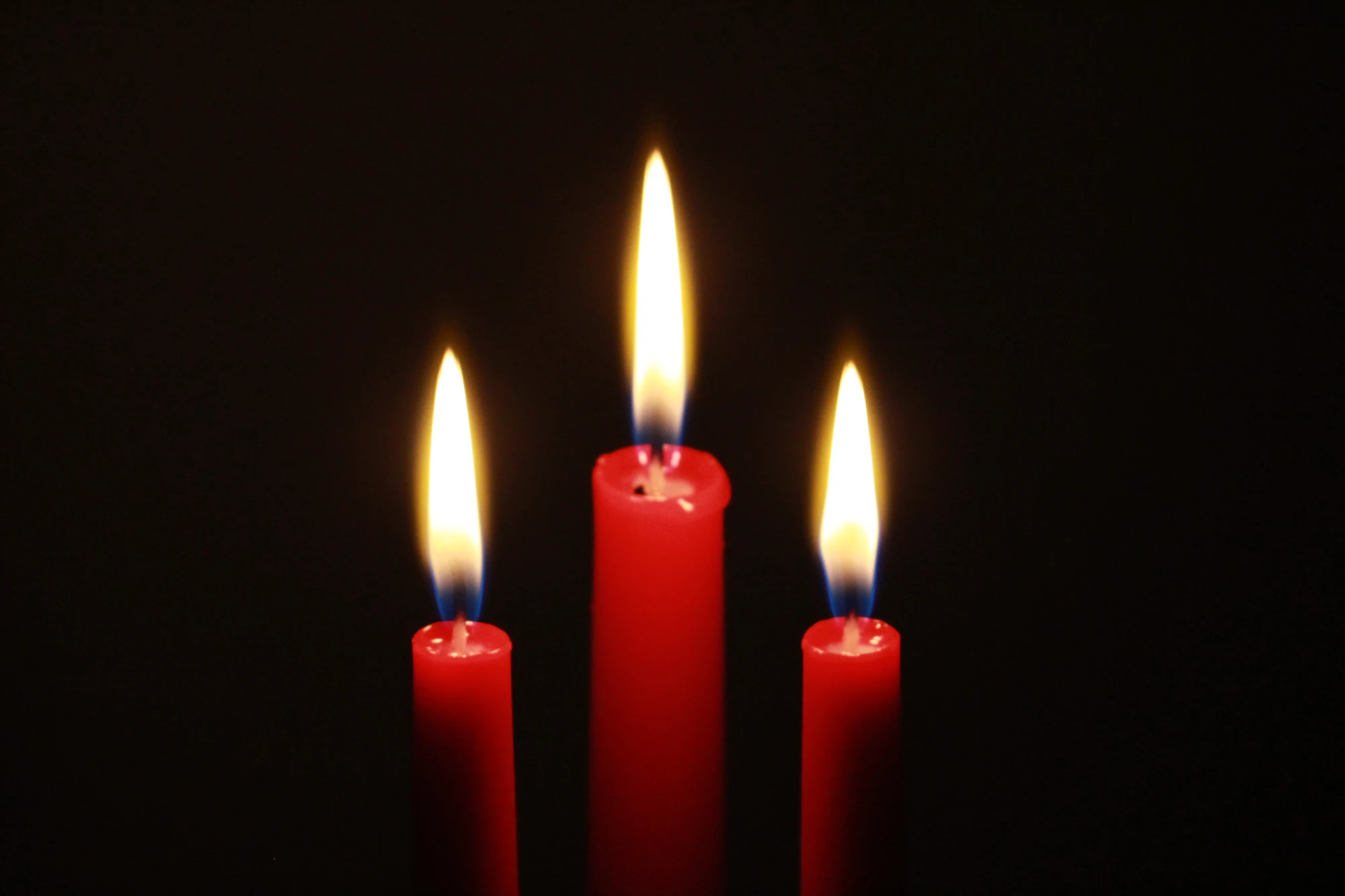 Bougies rituelles allumées lors d'un travail spirituel du marabout Sety