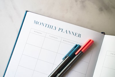 Planner desk and stationery — 2H Media on Unsplash