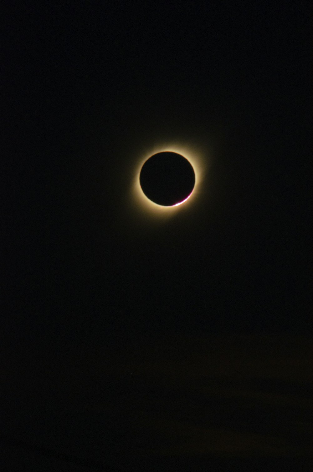um eclipse solar é visto no céu escuro