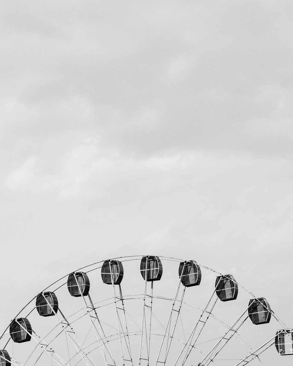 Una noria en una foto en blanco y negro