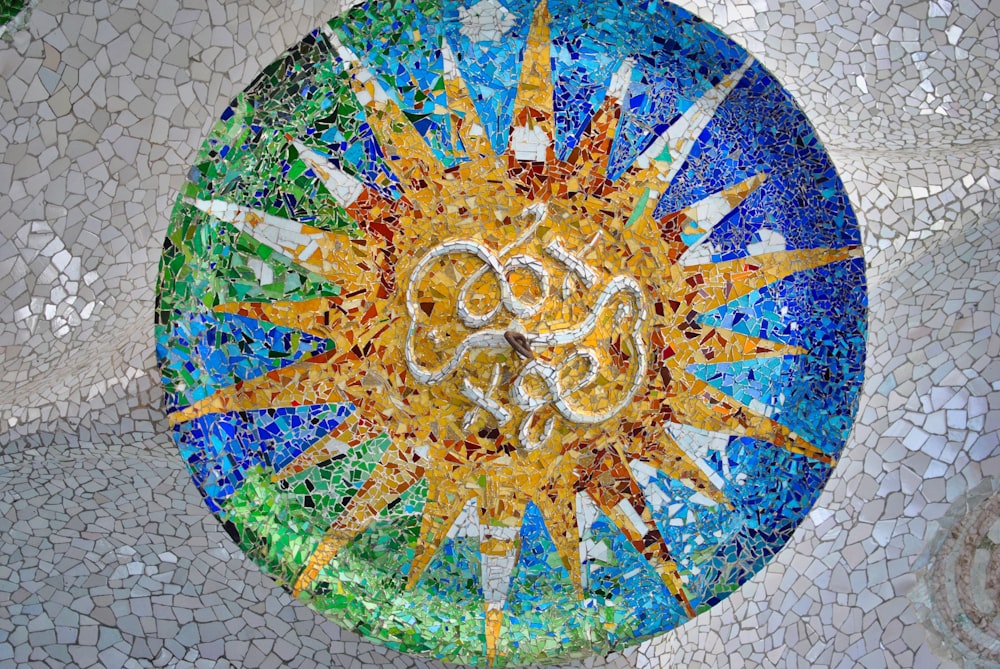 Una mesa de mosaico con un diseño de sol