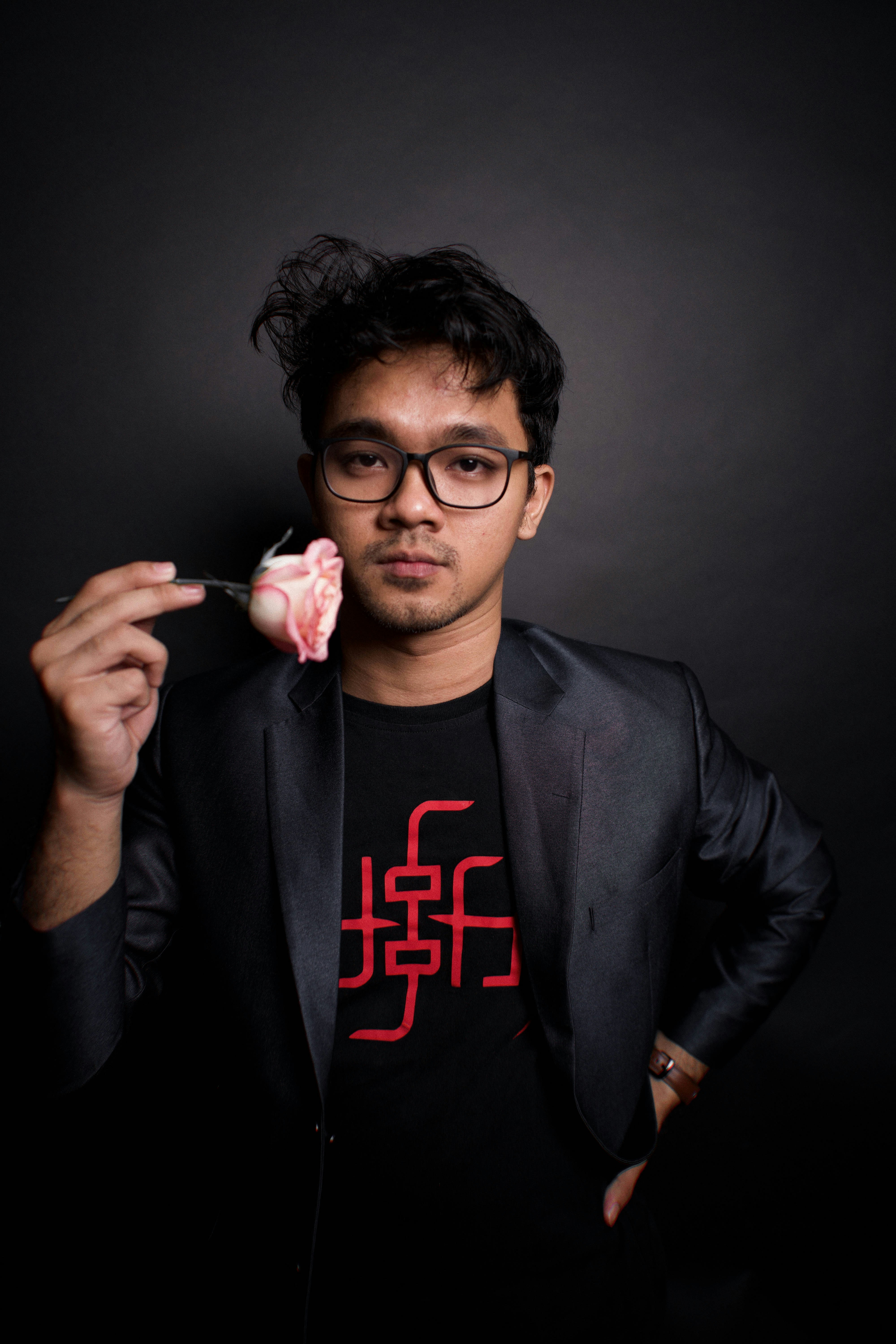 Seorang pria memegang bunga di tangan kanannya