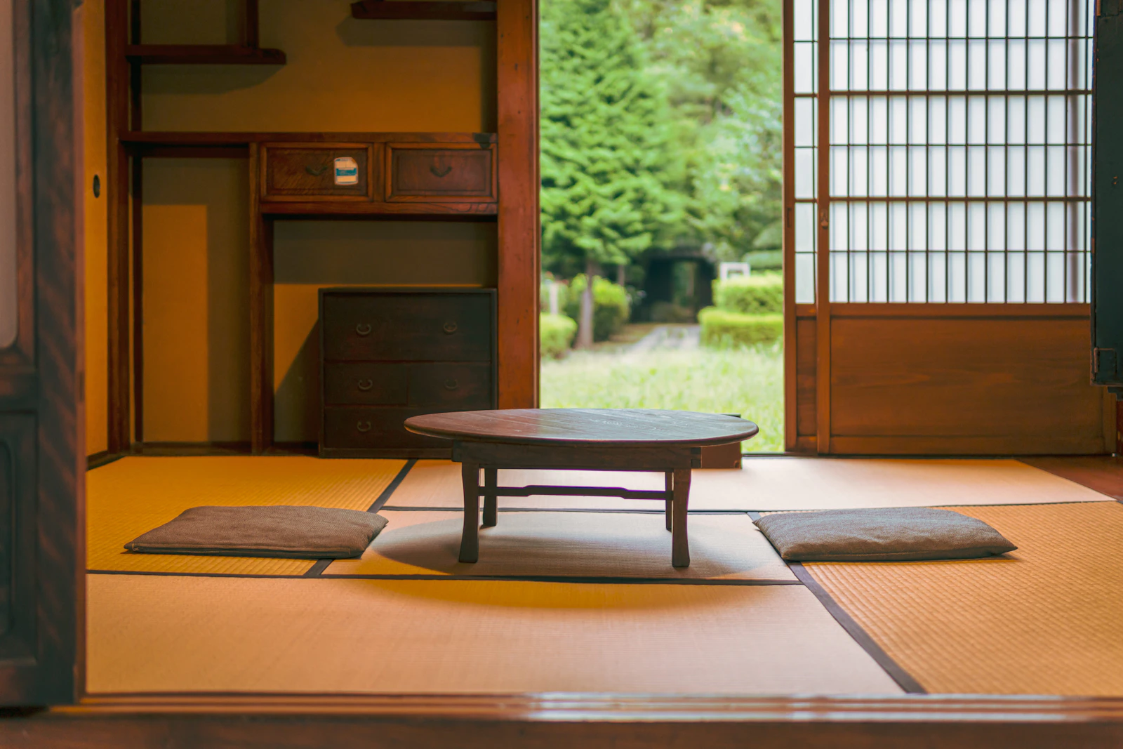 畳と落ち着いた質感の室内