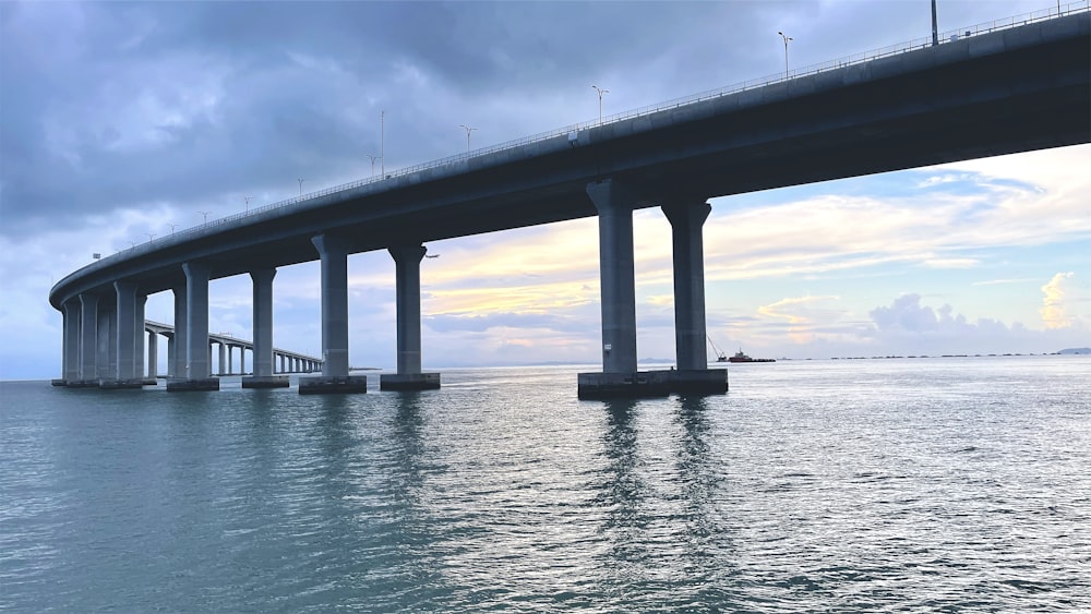 un grand pont au-dessus d’un grand plan d’eau