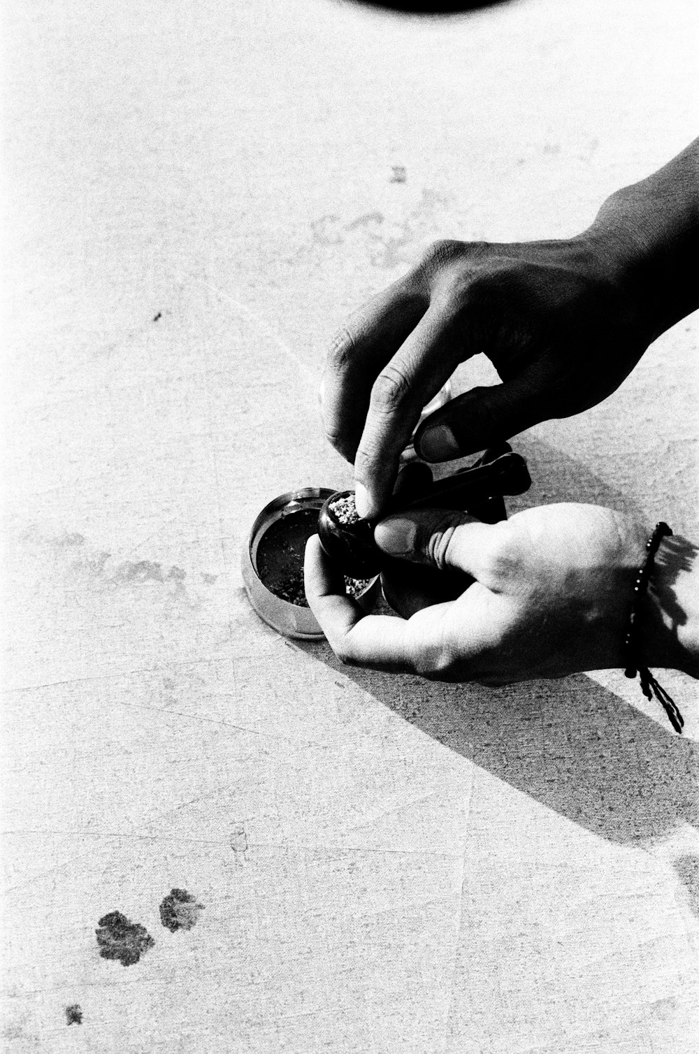 ein Schwarz-Weiß-Foto einer Person, die etwas in einen Schuh steckt
