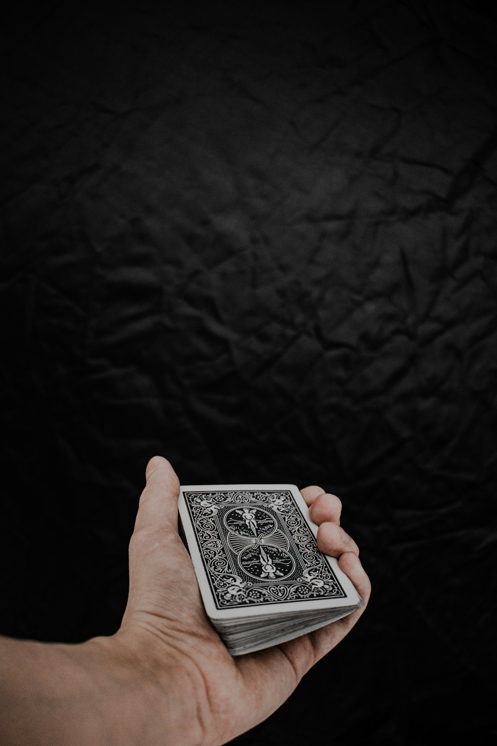 une personne tenant une carte à jouer dans sa main