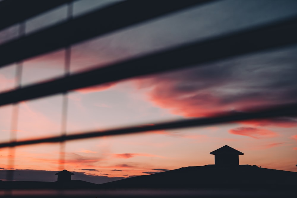 Una vista de una puesta de sol a través de una ventana