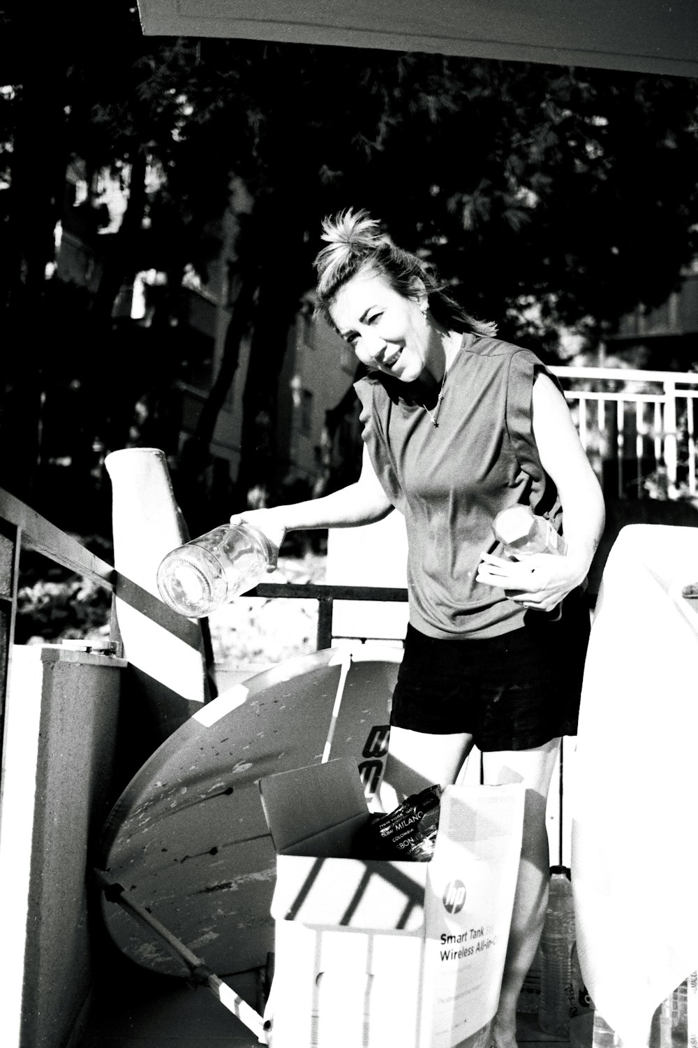서핑 보드를 들고 있는 여성의 흑백 사진