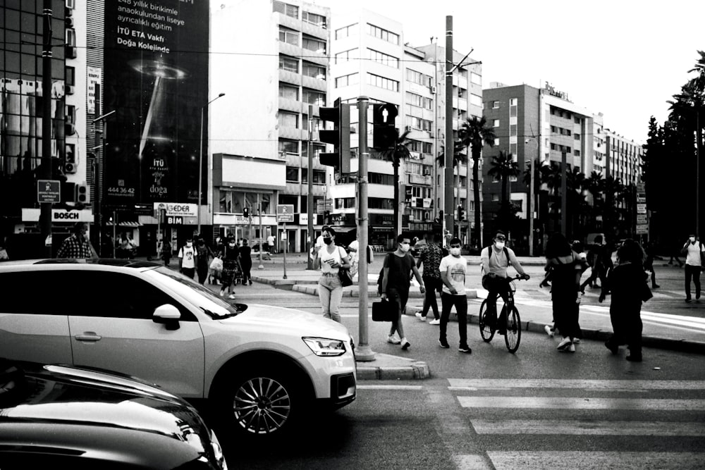 길을 건너는 사람들의 흑백 사진