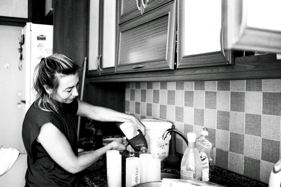 Femme faisant la vaisselle dans une cuisine moderne