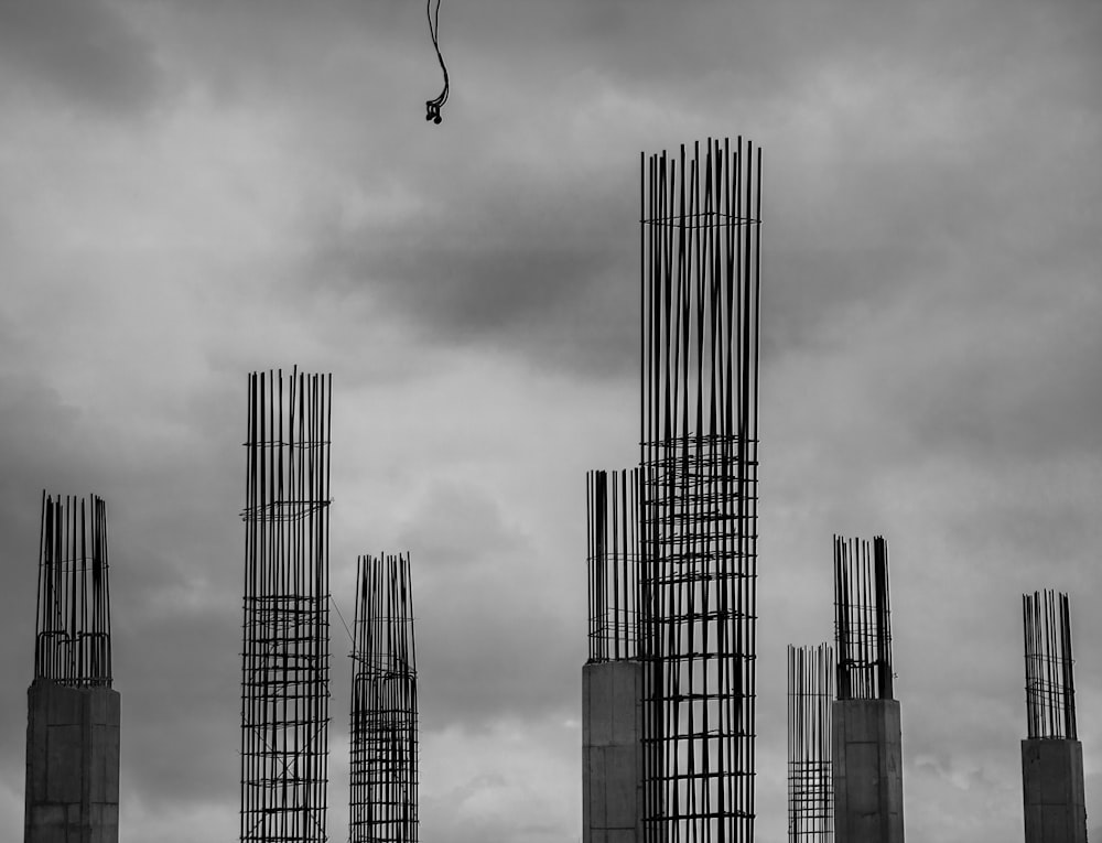 uma foto em preto e branco de uma pipa no céu