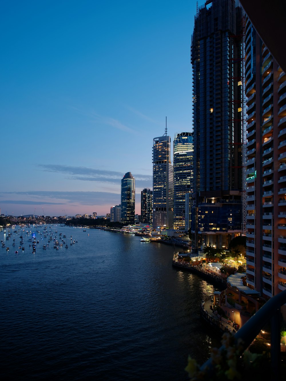 Blick auf einen Hafen mit Booten im Wasser