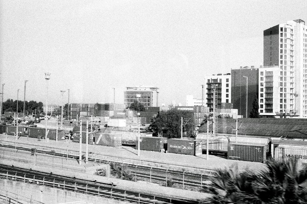 Une photo en noir et blanc d’une ville