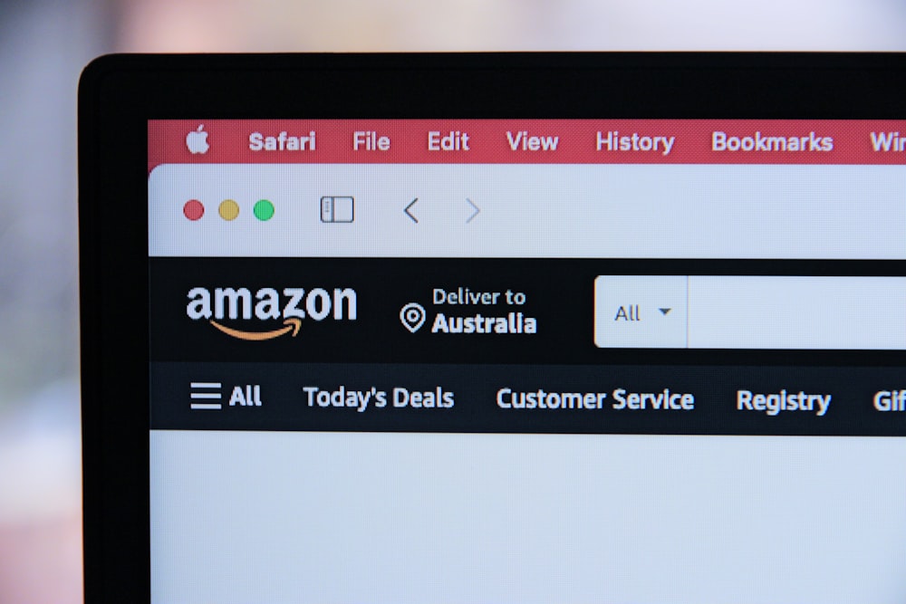 Una pantalla de computadora con el logotipo de Amazon