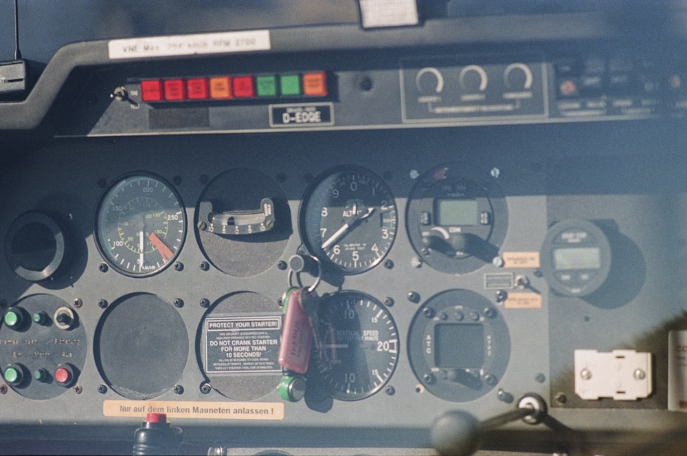 Gros plan d’un panneau de commande dans un avion