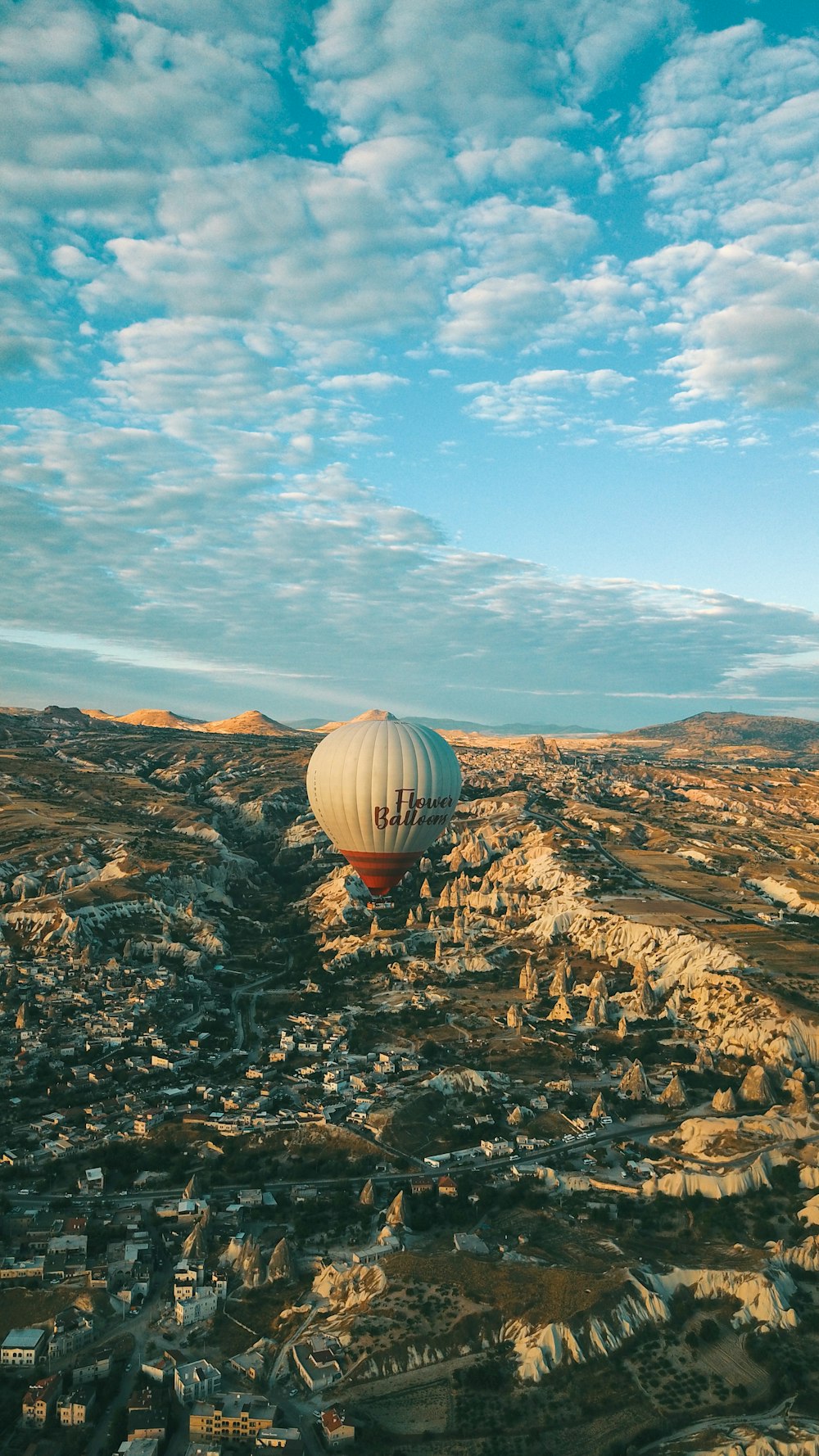 Ein paar Heißluftballons fliegen über eine Stadt