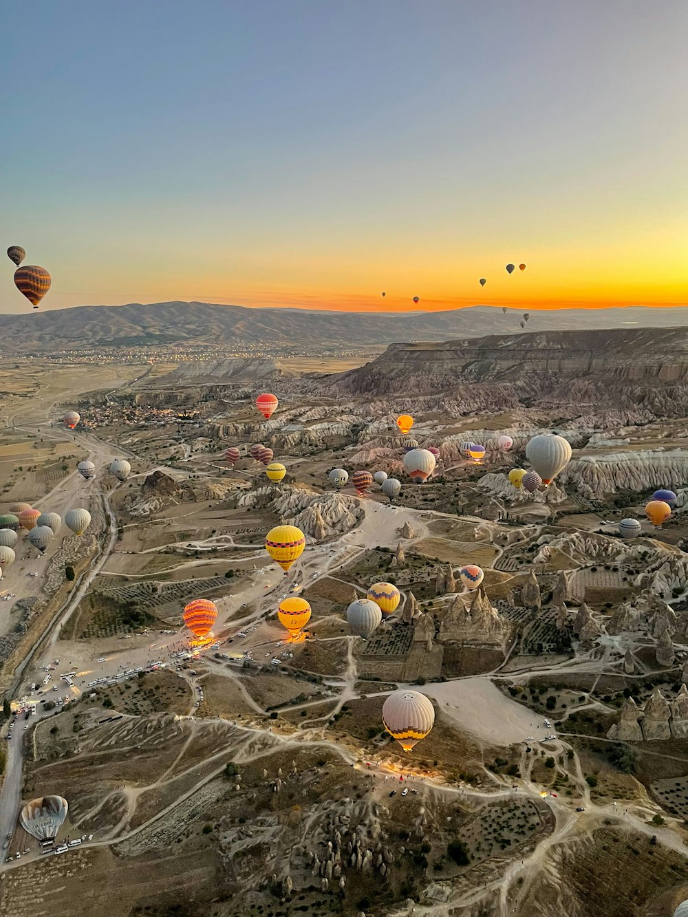 空を飛ぶたくさんの熱気球