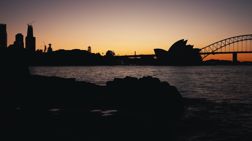 Una vista del atardecer de la Ópera de Sídney y el Puente de Sídney