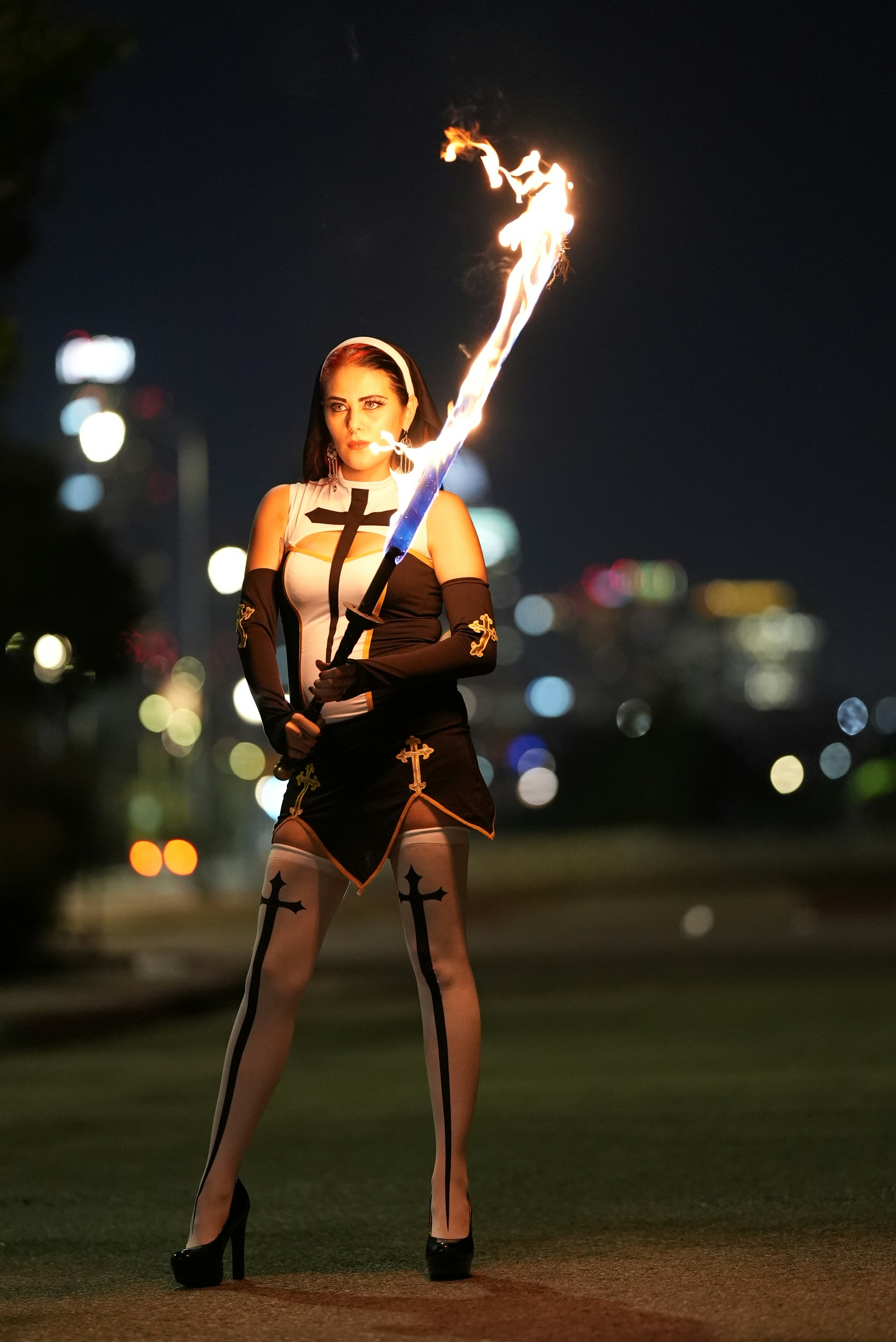 seorang wanita dalam cosplay dengan pedang
