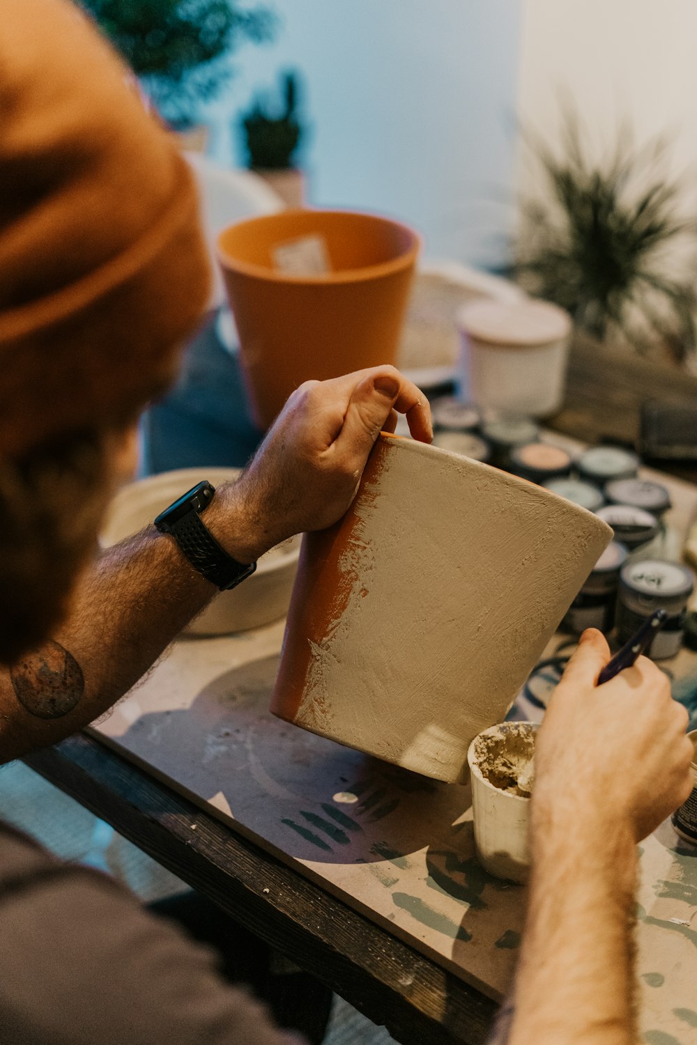 Un homme fabrique un vase en argile