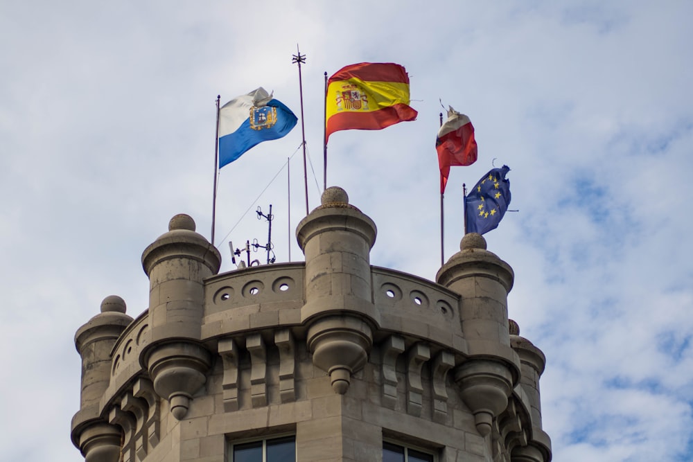 uma torre com um relógio no topo dela