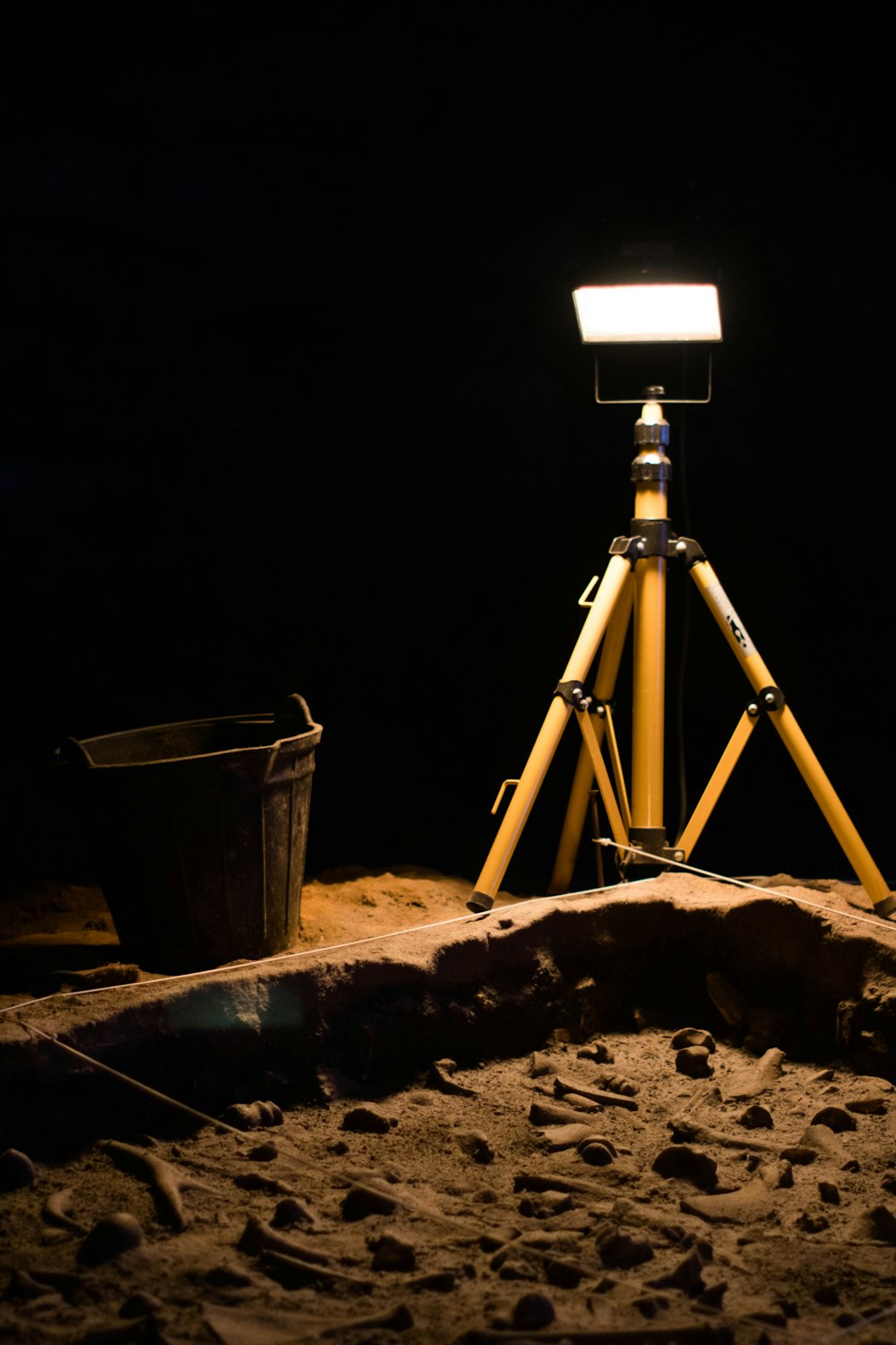 a light that is on top of a tripod