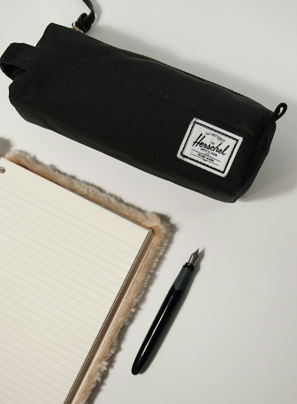 Notizblock, Stift und Bleistift auf einem Tisch
