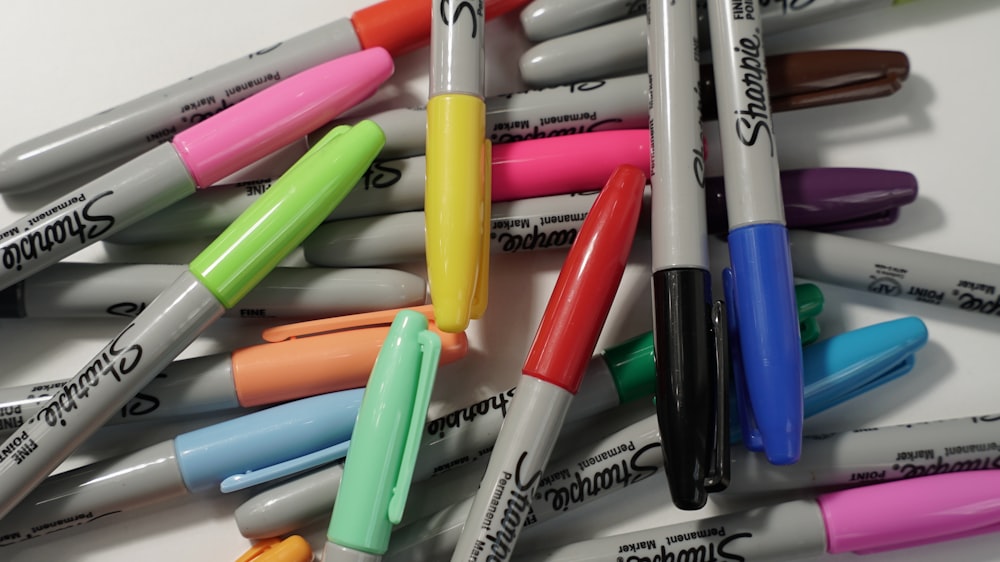 une pile de stylos assis les uns à côté des autres