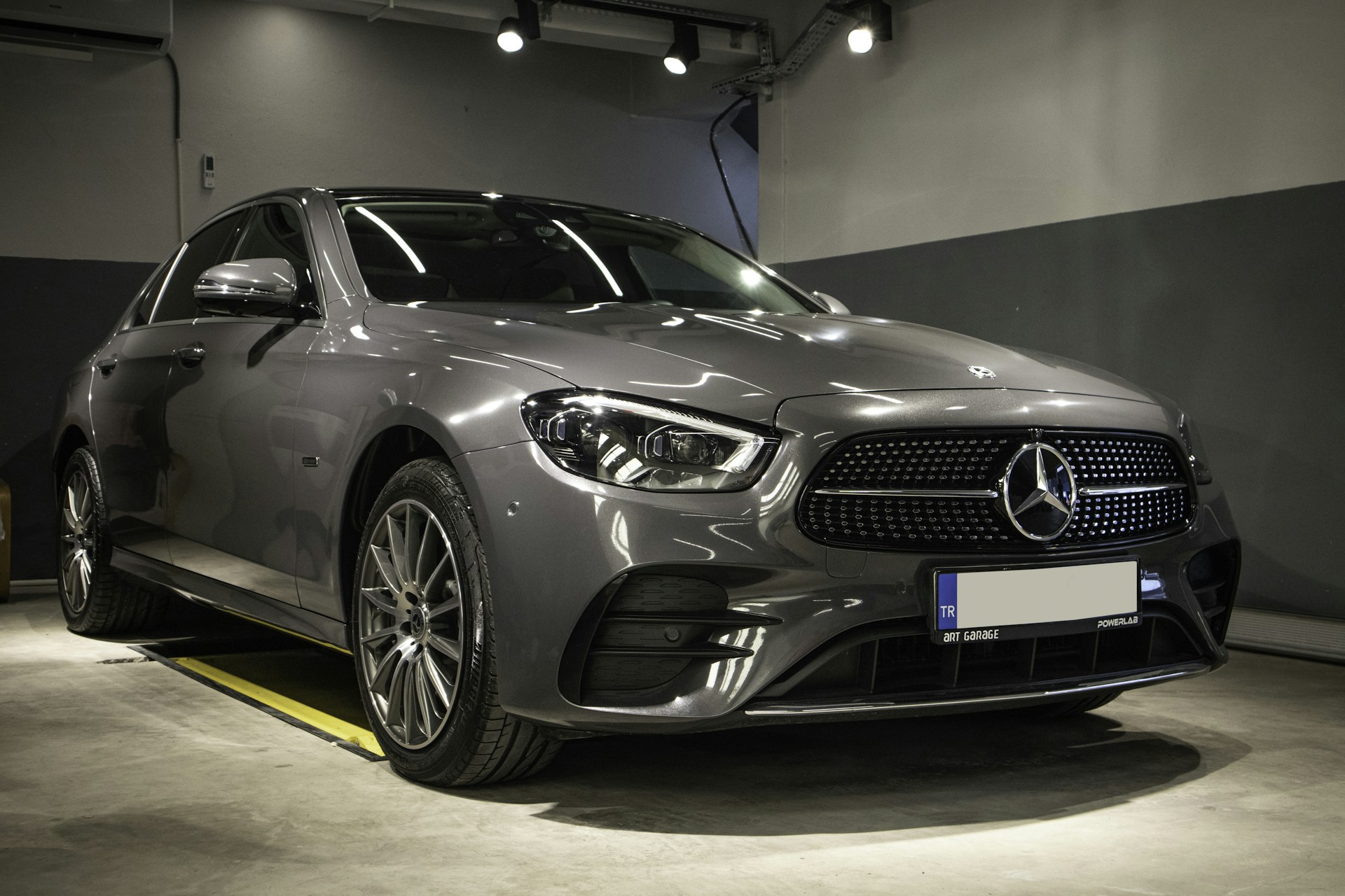 a silver mercedes benz benz benz benz benz benz benz benz benz benz benz benz benz