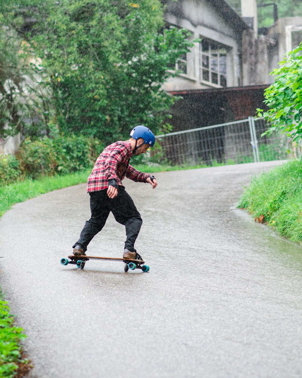 Un uomo che cavalca uno skateboard lungo una strada foto – Persona Immagine  gratuita su Unsplash