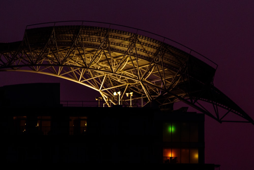 une structure très haute avec une lumière verte sur le dessus