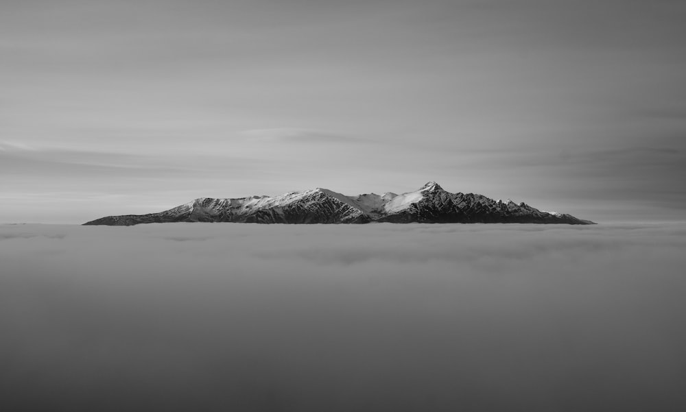 Una foto in bianco e nero di una montagna