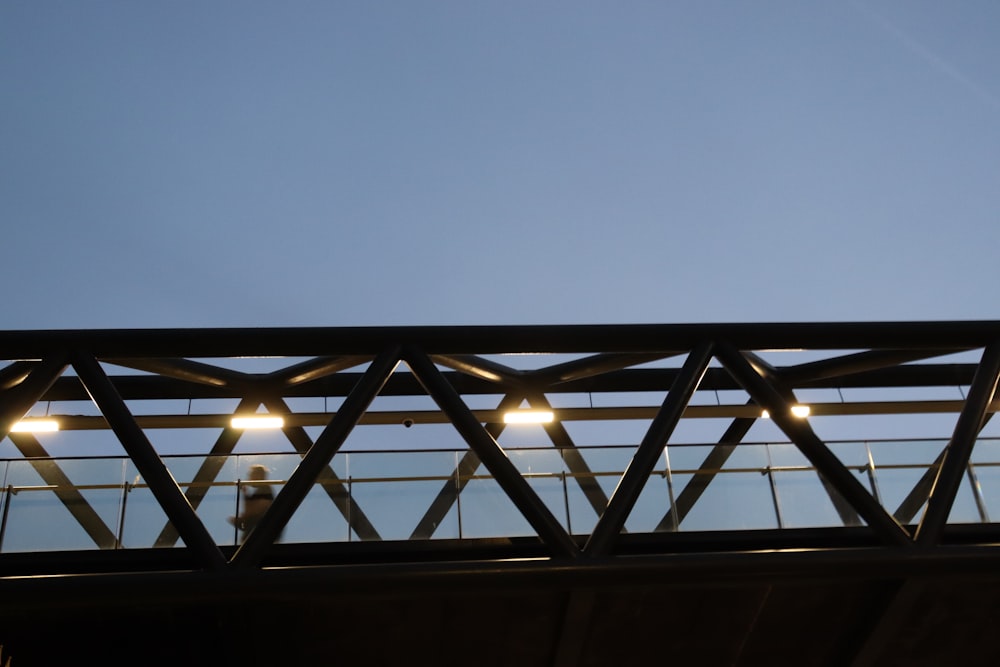 un pont qui a des lumières sur le côté