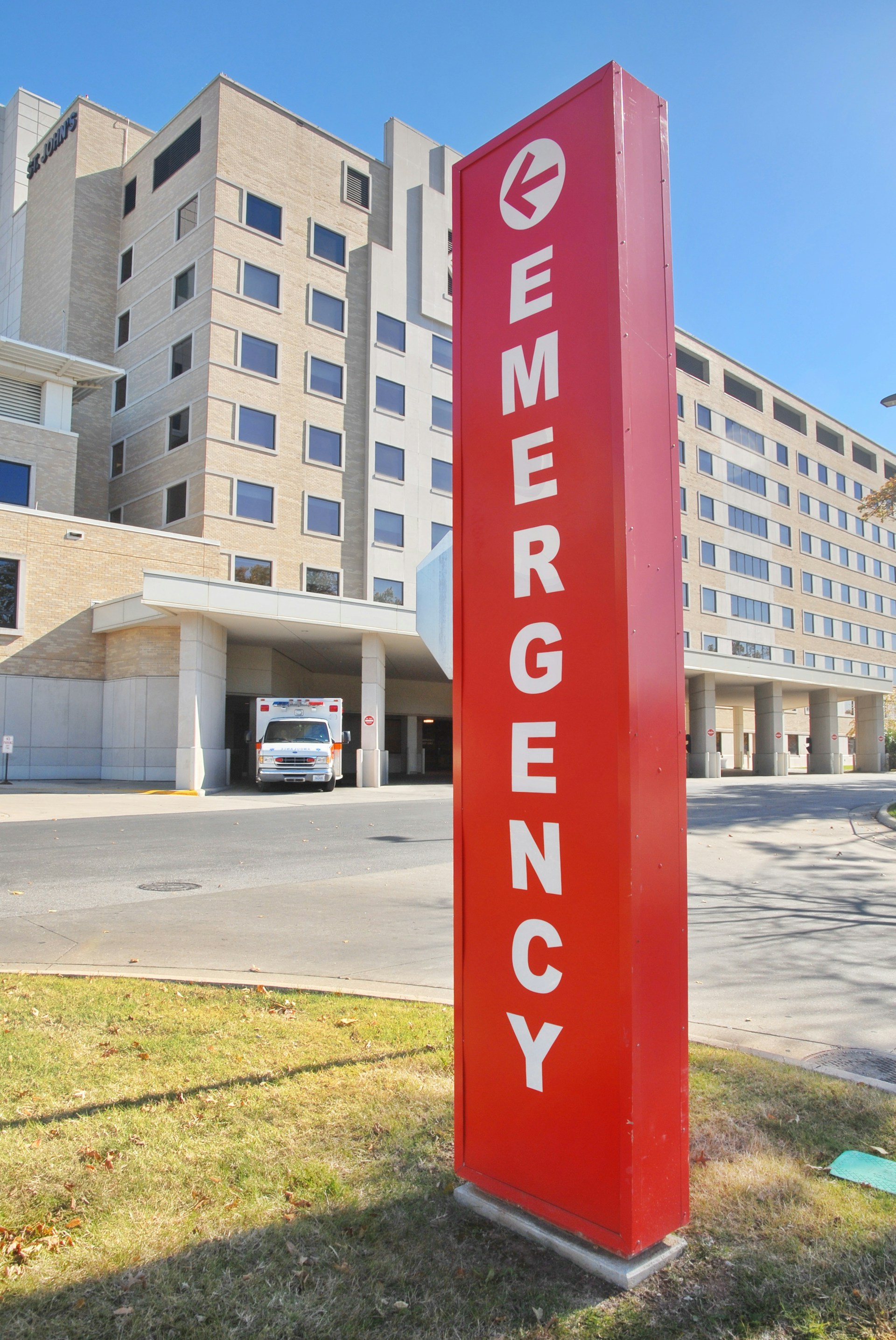 a red emergency sign in front of a large building