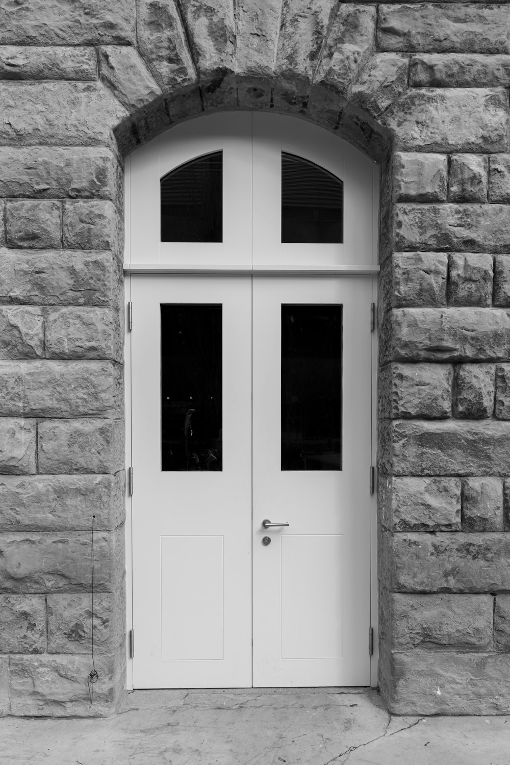 ein Schwarz-Weiß-Foto einer Doppeltür