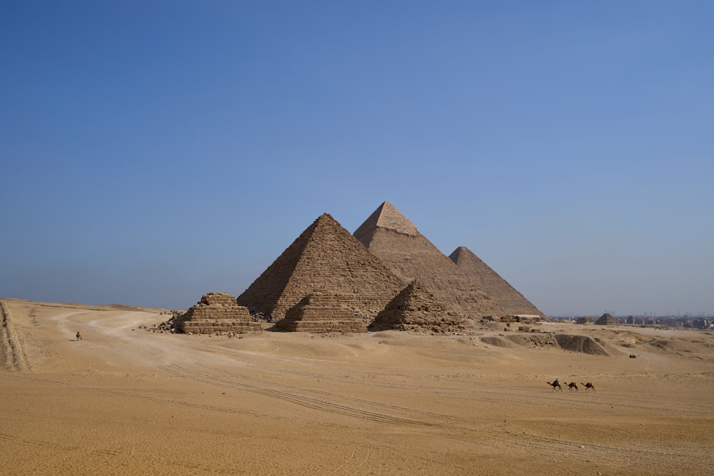 Les pyramides de Gizeh sont dans le désert