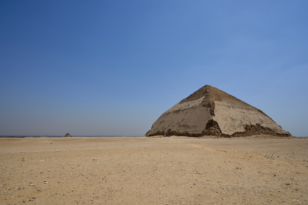 uma grande pirâmide no meio de um deserto