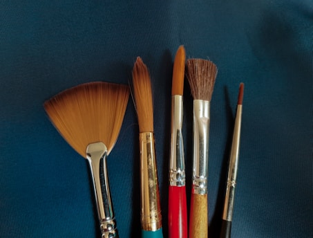 a group of brushes sitting on top of a blue surface