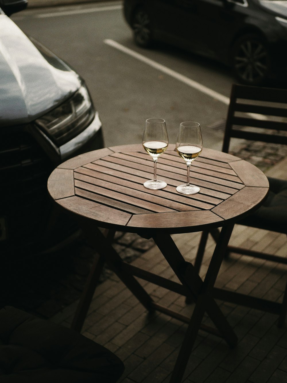 Deux verres de vin sont assis sur une table