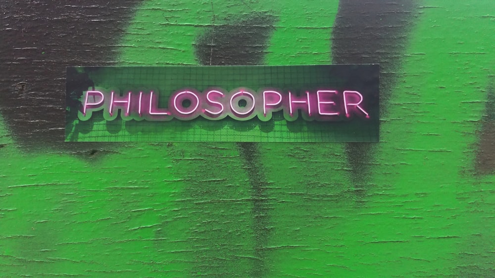 Una pared verde con un letrero que dice Philosoher