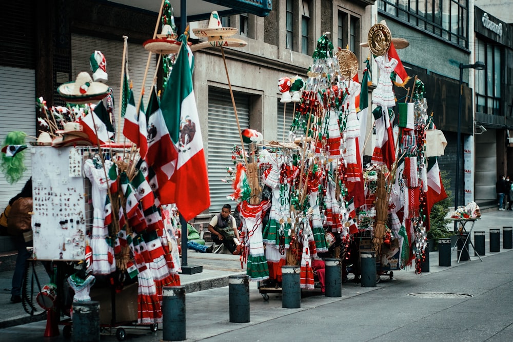 Un grupo de banderas se alinean en una calle