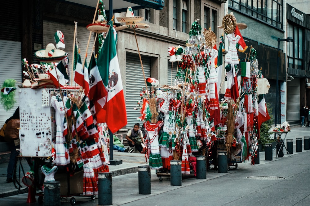 um grupo de bandeiras estão alinhadas em uma rua