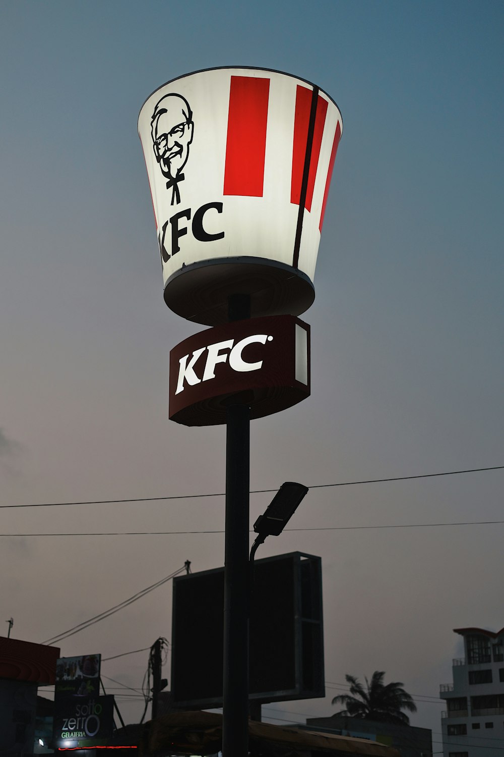 Un panneau KFC avec le visage d’un homme dessus