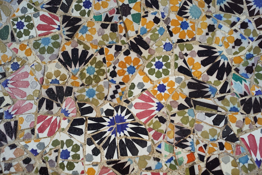 um close up de uma parede de azulejos coloridos