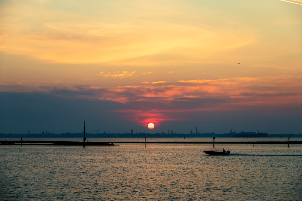 Il sole sta tramontando su uno specchio d'acqua