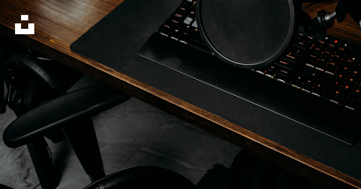A desk with a computer keyboard and a frying pan on it photo – Free ...