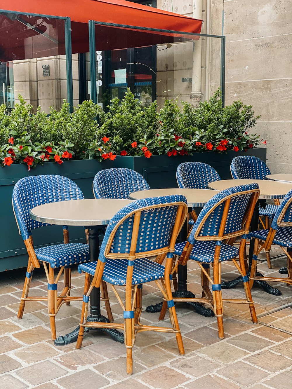 a row of blue chairs sitting next to each other